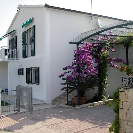 Apartment 3 Bedroom On The Sea With Garden