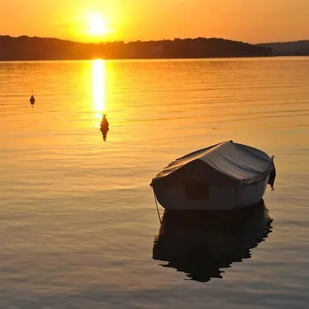 3 Bedroom On The Sea With Garden Apartman