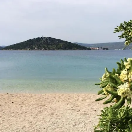 Apartman 3 Bedroom On The Sea With Garden