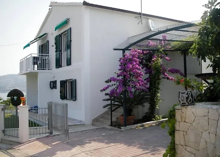 Appartement 3 Bedroom On The Sea With Garden