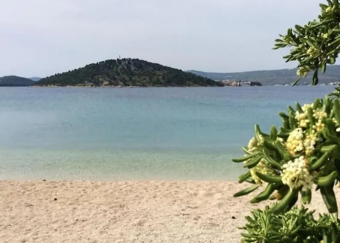 Appartement 3 Bedroom On The Sea With Garden